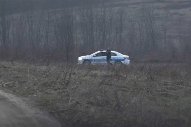 (FOTO) ODBJEGLOG UBICU IZ KALESIJE TRAŽE KOD PRNJAVORA Policija "češlja" teren oko lovačke kuće