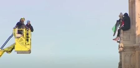 MAHAO PALESTINSKOM ZASTAVOM Uhapšen čovjek koji se popeo na Big Ben