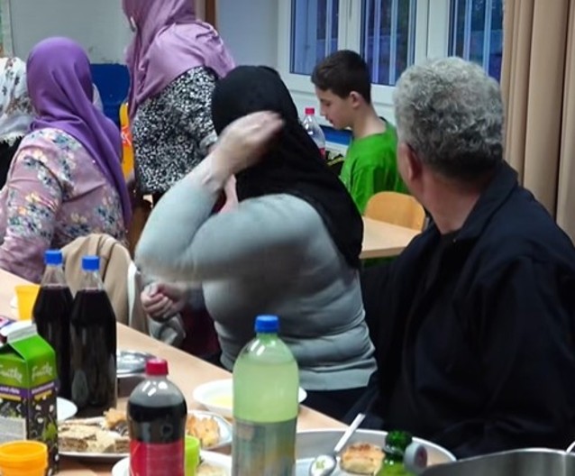 MEĐURELIGIJSKA SOLIDARNOST Sveštenik u BiH priredio iftar za komšije Bošnjake