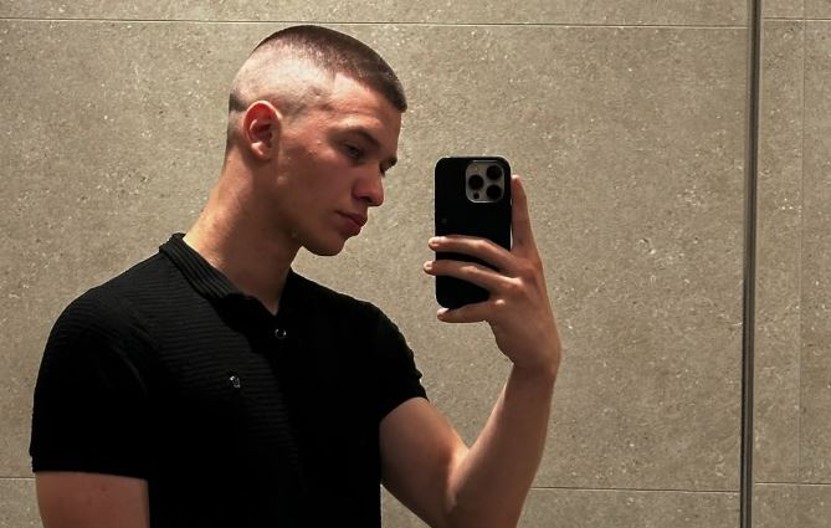 "MASNO" ZARAĐIVAO NA GOLIM FOTOGRAFIJAMA Rijaliti učesnik ponovo u centru skandala: Mladi tiktoker ljubi 20 godina stariju ženu