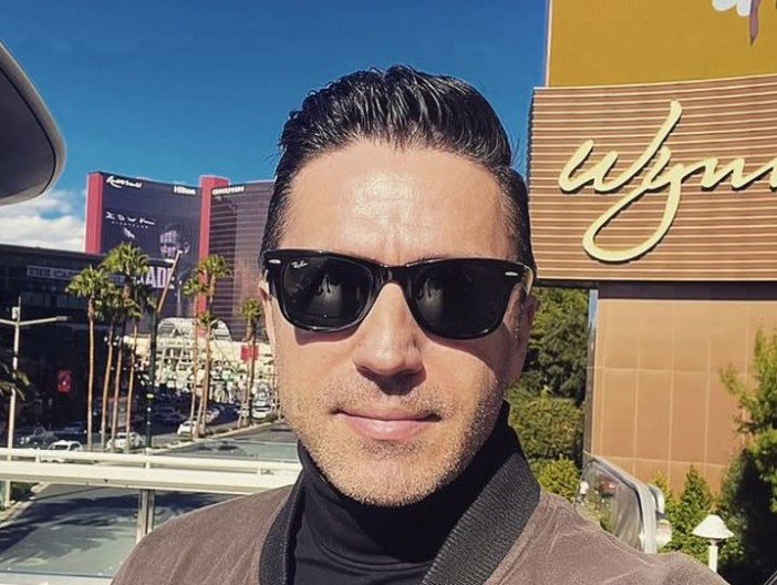 PRETUKAO DJEVOJKU, BIO U CENTRU SKANDALA, A SADA ŽIVI KAO BOG! Nekadašnji voditelj napustio Srbiju, kupio kuću i oženio se