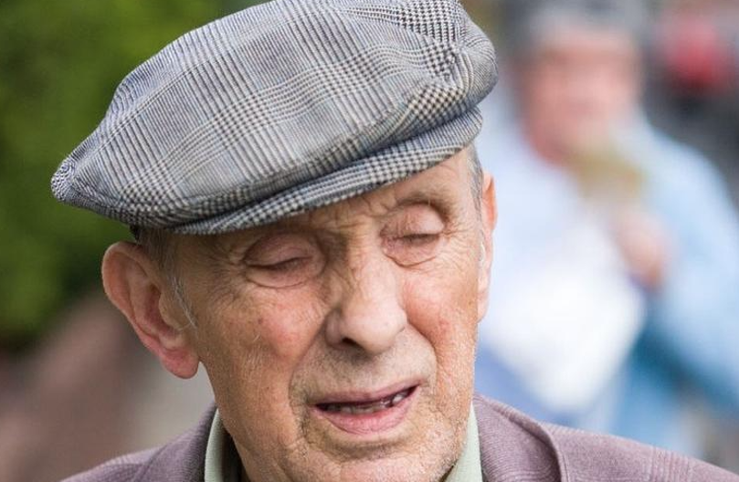 "DJECA SU UZELA SVE I OTIŠLA" Već 30 godina na prozoru čeka sina slomljenog srca sa suzama u očima