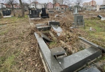 "KAO DA NEKO ŽELI I MRTVE DA ZAVADI" Porušeni spomenici na srpskom groblju u Gnjilanu