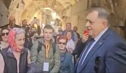 Dodik zapjevao na ulici u Jerusalimu: Vjernici mu se pridružili (VIDEO)