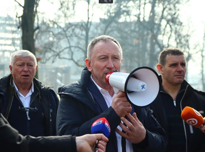 Tresla se gora, prosulo se mlijeko: Mljekarima Srpske draži vrabac u ruci nego golub na grani (FOTO)