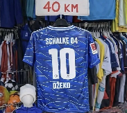 Dresovi Edina Džeke postali su hit u Njemačkoj, a na to su bili spremni i na legendarnoj pijaci u Brčkom