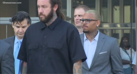 Pjevač Kris Braun došao u londonski sud pred suđenje za napad na producenta