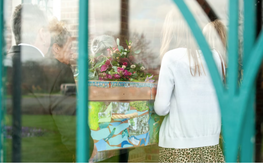 Sahranio pogrešnu ženu, a onda mu se supruga živa pojavila na vratima