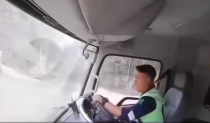  Vozač za dlaku izbjegao smrt, snimio trenutak kada je klizište progutalo kamione (VIDEO)