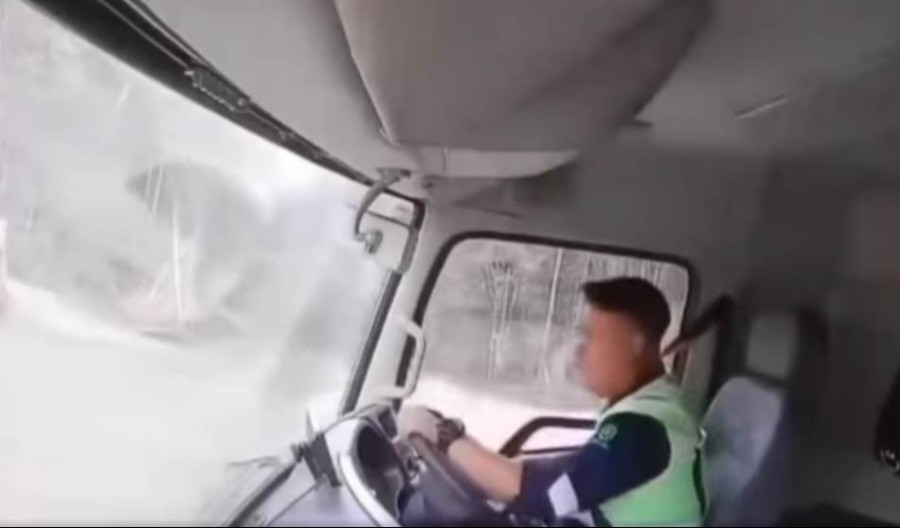  Vozač za dlaku izbjegao smrt, snimio trenutak kada je klizište progutalo kamione (VIDEO)