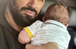 Rodila mu kćerku, pa joj priznao da je gej: Priča o jedinom balkanskom pjevaču koji se oblačio kao žena (FOTO)