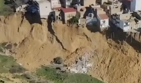 Nije horor film, već stvarnost: Grad se raspada, kuće vise nad liticom, ljudi bježe iz svojih domova... (VIDEO)