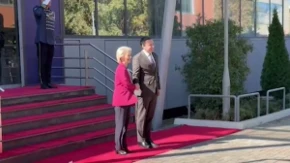Dolazak Ursule fon der Lajen napravio haos u Prištini: Pristalice tzv. OVK blokirale izlaz 