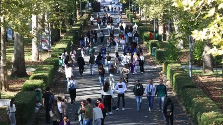 Počinje nova akademska godina u Srpskoj: Oko 3.700 brucoša danas sjeda u amfiteatre