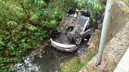 Saobraćajna nezgoda u Banjaluci: Automobil sletio s puta, udario u stub pa upao u kanal