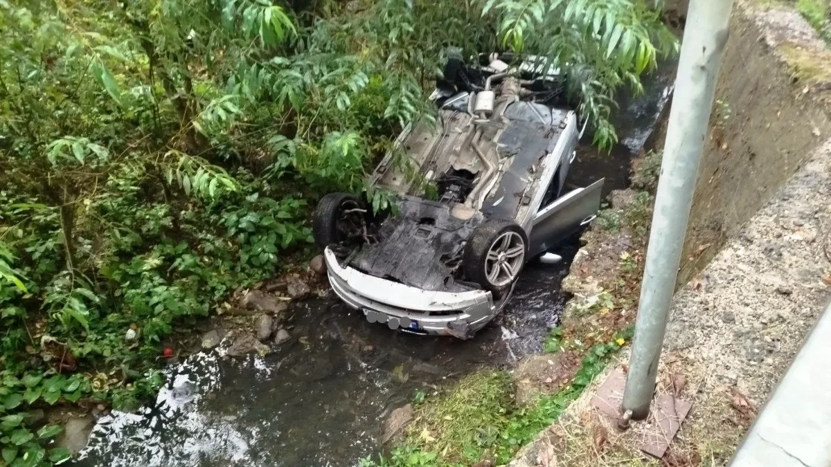 Saobraćajna nezgoda u Banjaluci: Automobil sletio s puta, udario u stub pa upao u kanal