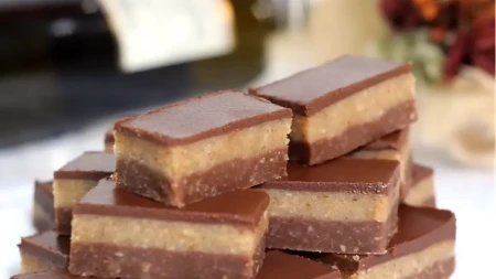 Domaća bajadera bez pečenja: Recept za omiljeni kolač sa keksom, orasima i čokoladom