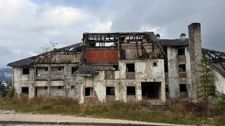 Slika koju brošure sa Vlašića ne pokazuju: Urušen azbestni krov nad planinom čistog vazduha (FOTO)