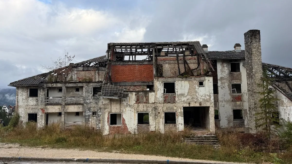 Slika koju brošure sa Vlašića ne pokazuju: Urušen azbestni krov nad planinom čistog vazduha (FOTO)