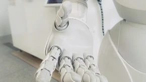 Robot „uznemiravao“ tinejdžerku u Kelnu: Dvojica mladića sve snimala i prenosila uživo