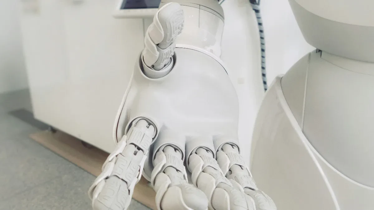 Robot „uznemiravao“ tinejdžerku u Kelnu: Dvojica mladića sve snimala i prenosila uživo