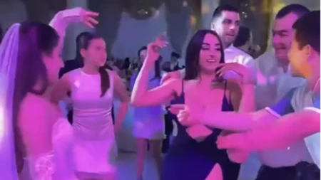 Svi gledali u gošću na svadbi: Pojavila se u haljini s dubokim dekolteom i visokim prorezom, snimak zapalio mreže (VIDEO)