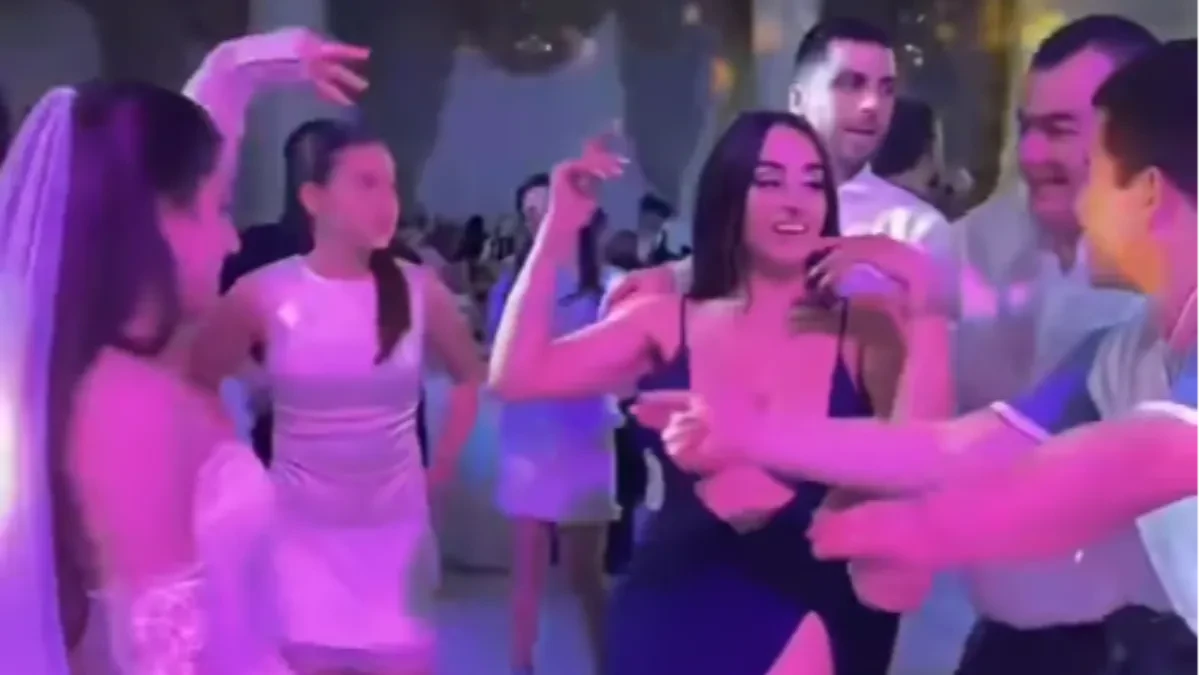 Svi gledali u gošću na svadbi: Pojavila se u haljini s dubokim dekolteom i visokim prorezom, snimak zapalio mreže (VIDEO)
