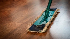 Stavite običnu plastičnu kesu na metlu i pogledajte šta će se desiti: Trik za čišćenje koji mnogi nisu znali