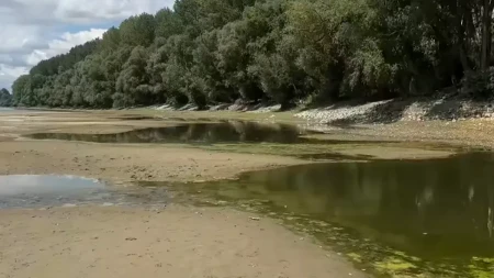 Dunav na rekordno niskom nivou, ali nuklearka "Pakš" nastavlja sa radom