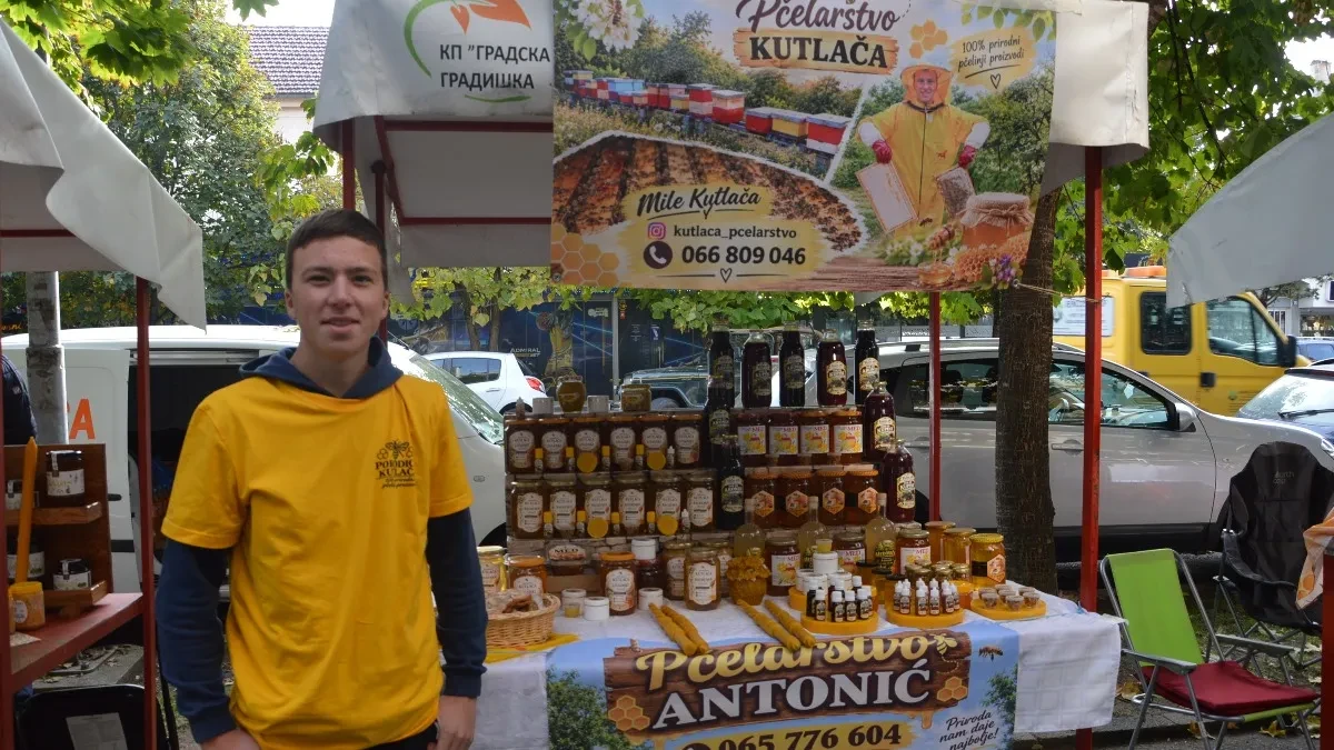 Novi vjetrovi u gradiškom pčelarstvu: Mile Kutlača kutlačom ljetos grabio med, a nenad Cvijić planira urbano pčelarenje