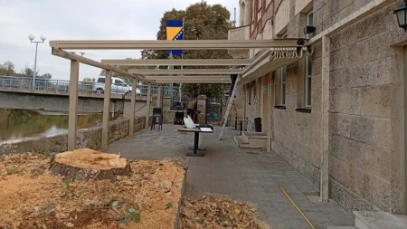 Ekološka katastrofa kraj Une: U Novom Gradu posječeno stoljetno drvo pored vijećnice