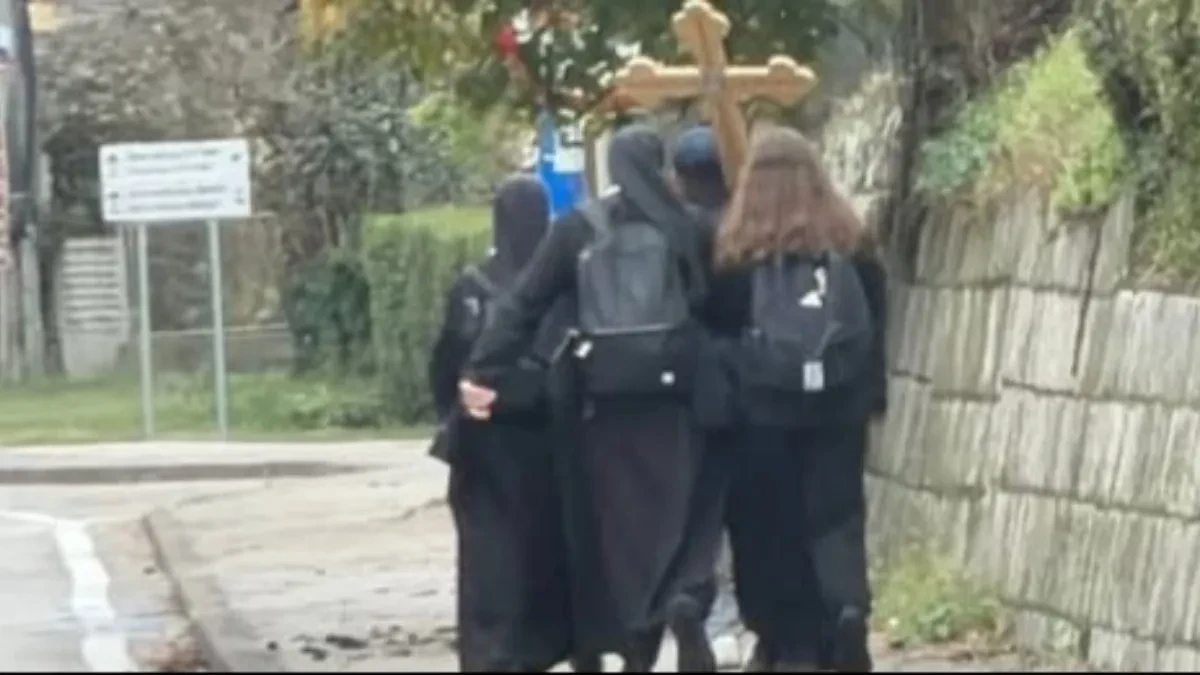 Ko su ljudi u crnom i sa krstom koji prolaze kroz Doboj?