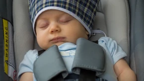 Debele jakne u autosjedalici mogu ugroziti zdravlje bebe: Evo kako je pravilno utopliti zimi