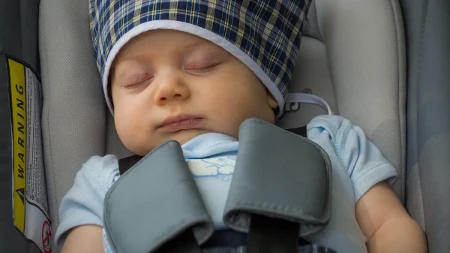 Debele jakne u autosjedalici mogu ugroziti zdravlje bebe: Evo kako je pravilno utopliti zimi