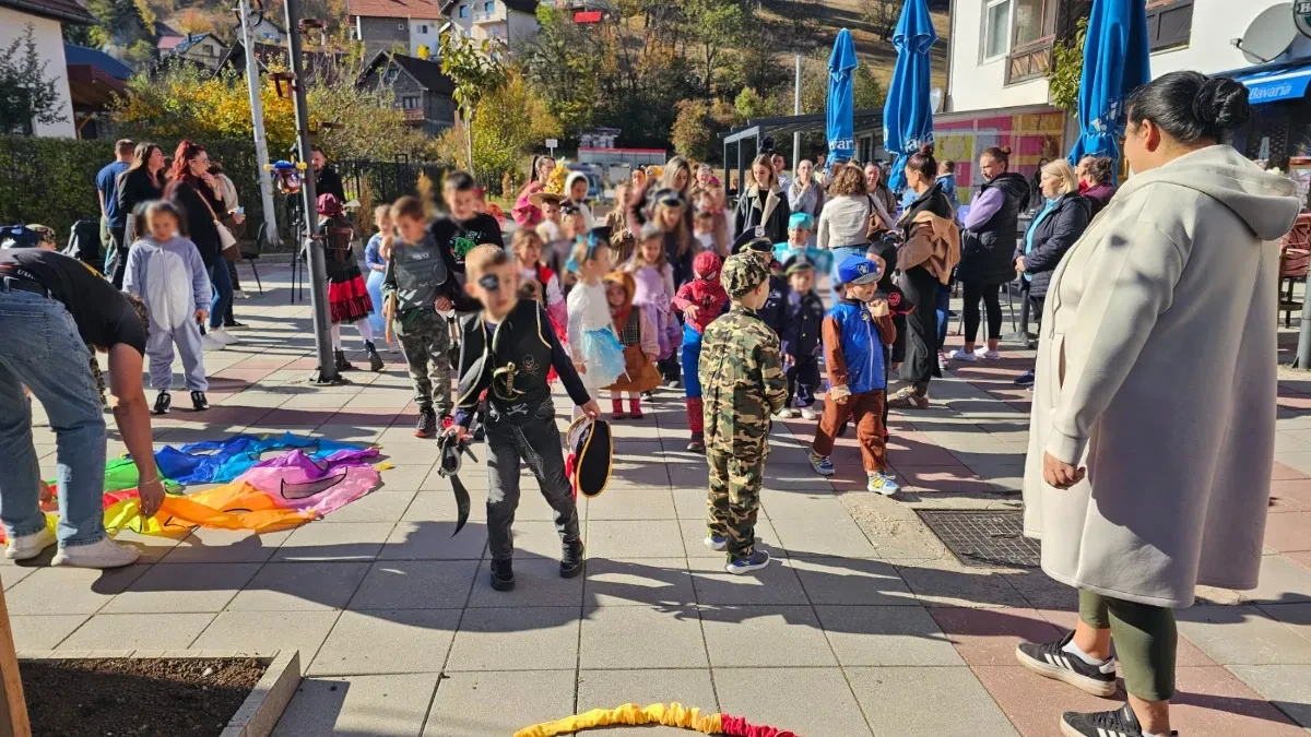 Maskenbal okupio mališane na trgu u Trnovu