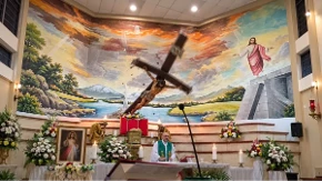 Tragedija tokom Mise: Krst pao na sveštenika i usmrtio ga, sve zabilježeno kamerom