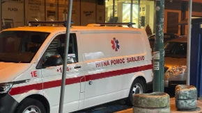Bizaran slučaj u Sarajevu: Radnik pošte glavom razbio izlog? 