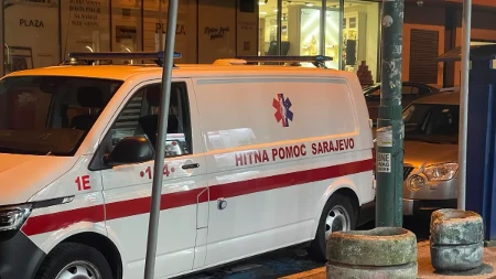 Bizaran slučaj u Sarajevu: Radnik pošte glavom razbio izlog? 