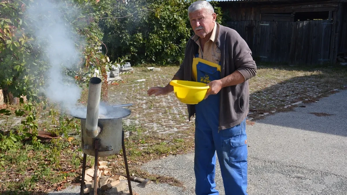 Gostoprimstvo kakvo se rijetko viđa: Zoki na ranču u Kozincima sprema riblji specijalitet u masti od mangulice! (FOTO)
