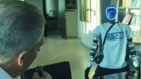 Nesvakidašnji potez u predizbornoj kampanji: Fahrudin Radončić na predizborni skup doveo - robota (VIDEO)