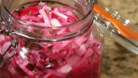 Neodoljivi dodatak pečenju i roštilju: Recept za najukusniji kiseli luk koji svi hvale