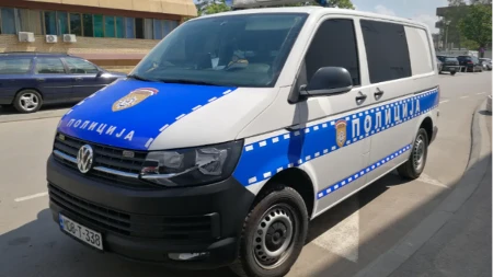 Velika policijska akcija u Tuzli: Osam osoba uhapšeno zbog pokušaja ubistva, pretresi na više lokacija (VIDEO)