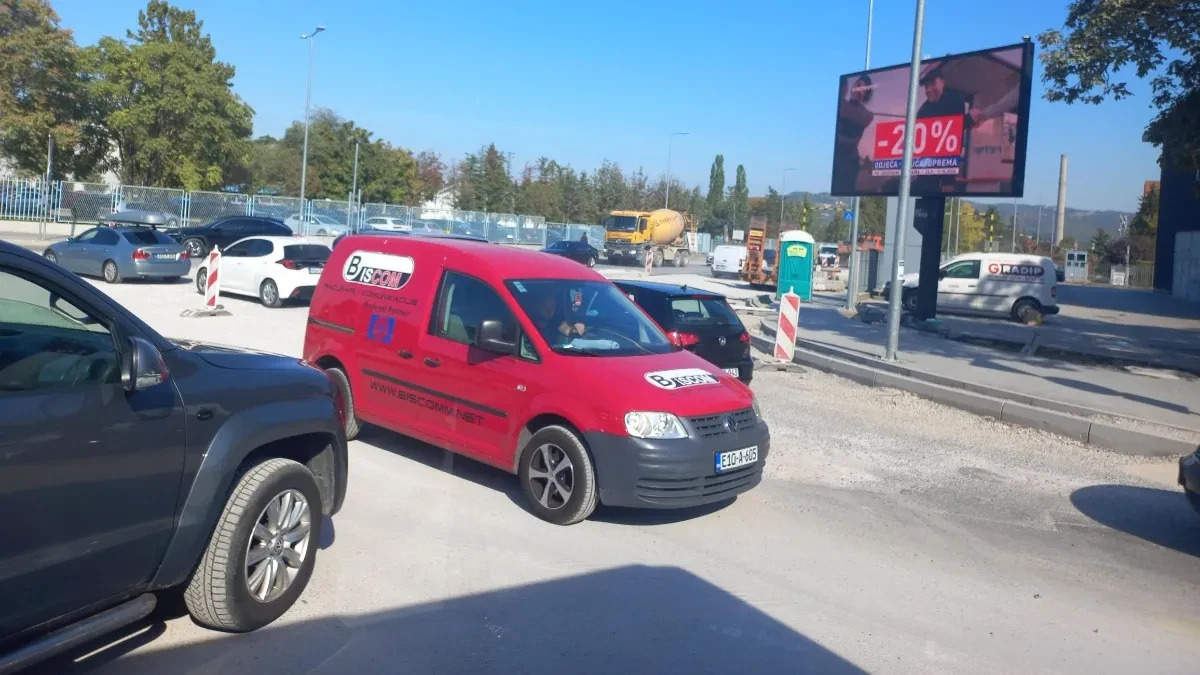 Saobraćajne gužve u Banjaluci: Čak 12.940 auta više, policajca nigdje (FOTO)