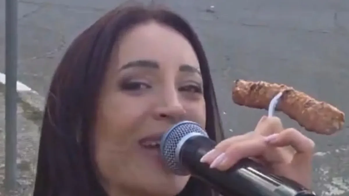 Bugarska pjevačica pjevala hit Dragane Mirković dok je držala mikrofon i ćevap (VIDEO)