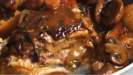 Tajna čuvenog francuskog klasika: Napravite Coq au Vin i unesite vrhunski okus Pariza u svoj dom