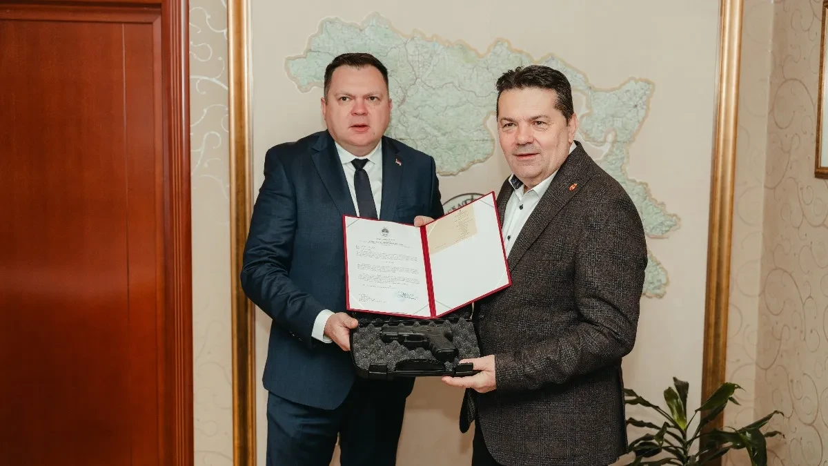 Ministar Budimir poklonio Stevandiću pištolj "Glock 19": Smije li ga zadržati?