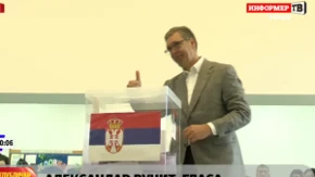 Čekao u redu satima: Vučić glasao na biračkom mjestu na Novom Beogradu (VIDEO)