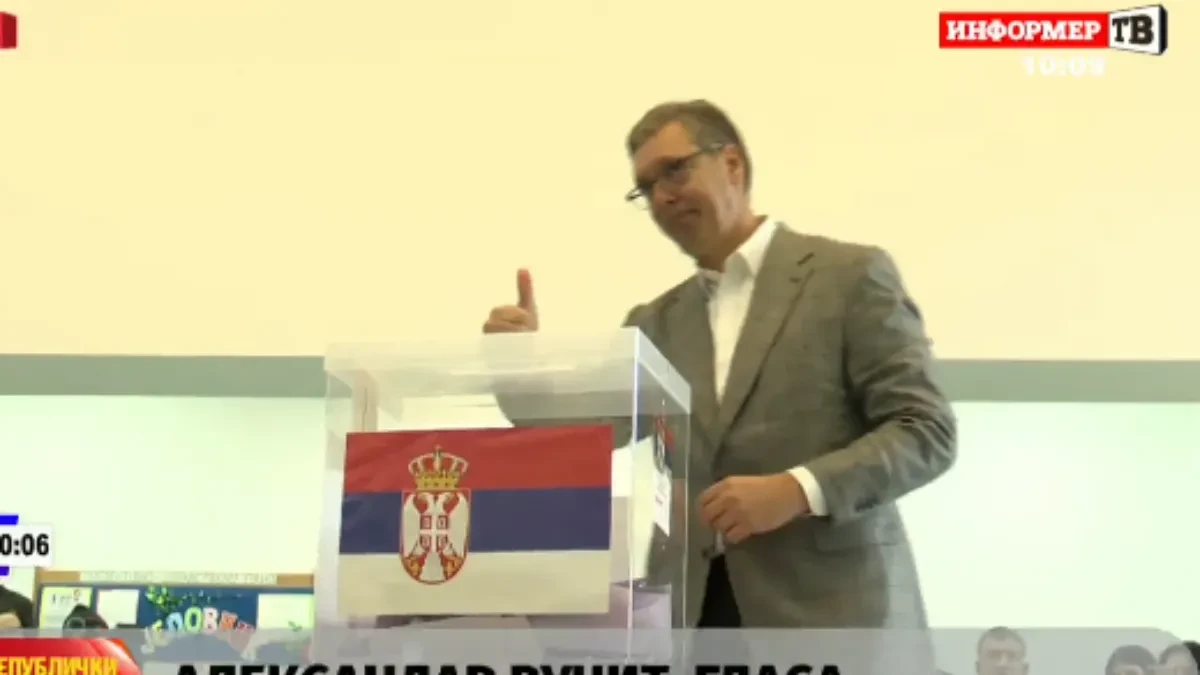 Čekao u redu satima: Vučić glasao na biračkom mjestu na Novom Beogradu (VIDEO)