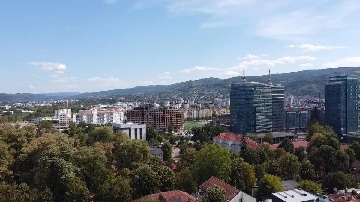 U Banjaluci otvorena sva tri biračka mjesta za vanredne izbore u Srbiji