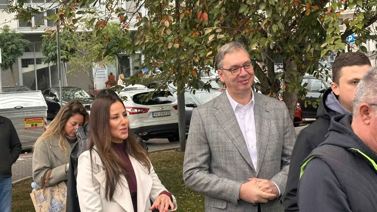 Vučić stigao na biračko mjesto: U redu sa ostalim građanima sačekao glasanje